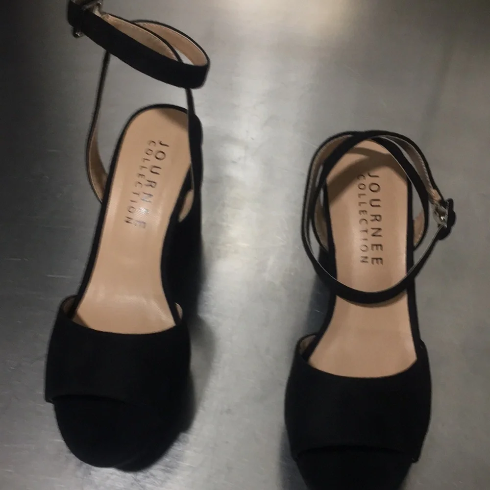 New WB Woman’s‎ Journee Collection Black Heeled Sandals